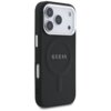 Czarne etui na telefon z widocznym logo "GUESS" na środku, zaprojektowane z myślą o kompatybilności z MagSafe. Etui posiada wycięcia na przyciski i aparat, a jego powierzchnia ma delikatną fakturę.