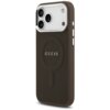 Brązowe etui na telefon z napisem "GUESS" na środku, zaprojektowane dla modelu Apple iPhone 17 Pro Max, z widocznymi trzema otworami na aparaty i przyciskami bocznymi. Etui posiada okrągłe wyżłobienie na MagSafe.