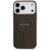 Brązowe etui na telefon z widocznym logo "GUESS" na środku, posiada wycięcia na trzy obiektywy aparatu i lampę błyskową. Etui ma teksturę i jest przystosowane do systemu MagSafe.