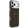 Brązowe etui na telefon z trzema wycięciami na aparaty, posiada napis "GUESS" na tylnej części. Etui ma teksturę i jest kompatybilne z technologią MagSafe.