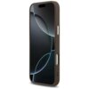 Brązowe etui na telefon z widocznymi przyciskami bocznymi, dopasowane do modelu iPhone, z ekranem wyświetlającym abstrakcyjne, ciemne wzory. Produkt jest kompatybilny z technologią MagSafe.