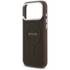 Brązowe etui na telefon z wycięciem na aparat, ozdobione logo "GUESS" na środku. Etui posiada metaliczne przyciski boczne i okrągłe wytłoczenie na środku.