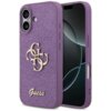 Liliowe etui na telefon z brokatowym wykończeniem, ozdobione złotym logo "Guess" oraz stylizowanym wzorem z literami "G". Etui jest przeznaczone do modelu Apple iPhone 17.