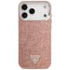 Różowe etui na telefon z brokatową teksturą, posiadające trójkątne logo z napisem "GUESS USA" i znakiem zapytania. W górnej części widoczne są trzy otwory na obiektywy aparatu oraz dodatkowe dwa mniejsze otwory.