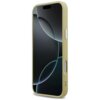 Złote etui na telefon z wycięciami na przyciski i porty, widoczne na tle ekranu z abstrakcyjnym wzorem. Produkt jest przeznaczony do modelu Apple iPhone 17 Pro Max.