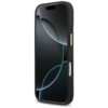Czarne etui na telefon z widocznymi przyciskami bocznymi i wycięciem na aparat, ozdobione subtelnym logo GUESS. Na ekranie telefonu widoczny jest abstrakcyjny wzór z ciemnymi okręgami.
