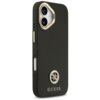 Czarne etui na telefon z teksturowaną powierzchnią, ozdobione srebrnym logo w kształcie okręgu z literami oraz napisem "GUESS" na dole. Wokół otworu na aparat znajduje się złota ramka.