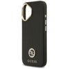 Czarne etui na telefon z teksturowaną powierzchnią, ozdobione srebrnym logo GUESS oraz okrągłym emblematem z błyszczącymi elementami. Etui posiada wycięcie na aparat oraz przyciski boczne w srebrnym kolorze.
