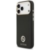 Czarne etui na telefon z teksturowaną powierzchnią, ozdobione srebrnym logo GUESS oraz okrągłym emblematem z literami GS. Etui posiada wycięcia na trzy obiektywy aparatu i przyciski boczne.