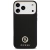Czarne etui na telefon z teksturowaną powierzchnią, ozdobione okrągłym logo z literami "G" i "S" oraz napisem "GUESS" poniżej. W górnej części widoczne są trzy otwory na aparaty i jeden na lampę błyskową.