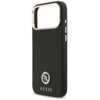 Czarne etui na telefon z teksturą, ozdobione srebrnym logo "GUESS" oraz okrągłym emblematem z literami. Etui posiada wycięcie na aparat z metaliczną obwódką i dwa przyciski boczne.