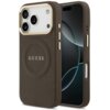 Brązowe etui na telefon z widocznym logo "GUESS" oraz wzorem wytłoczonym na powierzchni, obok którego znajduje się smartfon z wyświetlaczem. Etui posiada wycięcia na aparat i przyciski, a jego krawędzie są ozdobione złotymi akcentami.