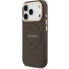 Brązowe etui na telefon z widocznym logo "GUESS" na środku, posiada teksturowaną powierzchnię oraz wycięcia na aparat i przyciski. Etui jest kompatybilne z technologią MagSafe.