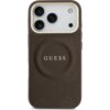 Brązowe etui na telefon z trzema wycięciami na aparaty, ozdobione wytłoczonym wzorem i napisem "GUESS" na środku. Wzór składa się z subtelnych, powtarzających się motywów.