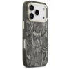 Czarne etui na telefon z wzorem przypominającym skórę pytona, z widocznym logo "GUESS Est 1981" na środku. Etui posiada wycięcia na przyciski i aparat oraz złotą ramkę wokół obiektywów.