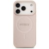 Różowe etui na telefon z trzema wycięciami na aparaty, posiada teksturowaną powierzchnię z wytłoczonym napisem "GUESS" oraz okrągłym wzorem MagSafe.