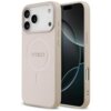Różowe etui na telefon z teksturą saffiano, z wycięciem na aparat i napisem "GUESS" na środku. Obok etui widoczny jest telefon z wyświetlaczem pokazującym abstrakcyjny wzór.