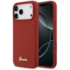 Czerwone etui na telefon z trzema wycięciami na aparaty, ozdobione złotym napisem "Guess" w dolnej części. Obok etui widoczny jest telefon z ciemnym ekranem.