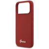 Czerwone etui na telefon z wycięciem na aparat, wykonane z gładkiego materiału, z widocznym metalowym logo "Guess" w dolnej części. Na boku etui znajdują się przyciski.