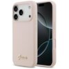 Różowe etui na telefon z trzema wycięciami na aparaty, ozdobione metalowym logo "Guess" na dole. Obok etui widoczny jest telefon z ciemnym ekranem.