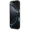 Czarne etui na telefon z widocznymi przyciskami bocznymi i otworem na aparat, przeznaczone do modelu Apple iPhone 17. Na ekranie telefonu widoczny jest abstrakcyjny wzór z ciemnymi, zaokrąglonymi kształtami.