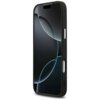 Czarne etui na telefon z widocznymi przyciskami bocznymi i otworem na aparat, umieszczone na urządzeniu z ekranem wyświetlającym abstrakcyjne, ciemne wzory. Na etui znajduje się logo "GUESS".