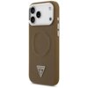 Brązowe etui na telefon z trzema otworami na aparaty, posiada wytłoczone logo "GUESS U.S.A." w kształcie trójkąta oraz okrągły wzór z napisem "GUESS". Na boku znajdują się dwa białe przyciski.