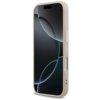 Różowe etui na telefon z widocznymi przyciskami bocznymi, przeznaczone do Apple iPhone 17, z logo GUESS Triangle. Produkt jest kompatybilny z technologią MagSafe.