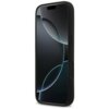 Czarne etui na telefon z wycięciem na aparat i przyciski, z widocznym ekranem telefonu przedstawiającym abstrakcyjne, ciemne kształty. Produkt jest przeznaczony do modelu Apple iPhone 17 Pro.