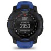 Czarny smartwatch z niebieskim paskiem wyświetla na ekranie informacje: "038°", "ALTIMETER 2953", "BAROMETER", a wokół tarczy znajdują się oznaczenia kierunków i przyciski z napisami "MENU", "CTRL", "ABC", "GPS", "SET". Na górze widoczne jest logo "GARMIN