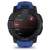 Smartwatch z czarnym wyświetlaczem i niebiesko-czarnym paskiem, na ekranie widoczne są opcje: "Strength", "Run", "BMX", "Swim", z zaznaczoną opcją "Run" oraz ikoną biegnącej postaci. Na obudowie zegarka widoczne są napisy: "GARMIN", "TORCH", "CTRL", "GPS"