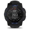 Czarny smartwatch z okrągłym wyświetlaczem, na którym widoczne są wskazania kompasu, wysokościomierza (2953) oraz barometru. Na obudowie znajdują się przyciski z oznaczeniami, a na górze ekranu widnieje logo "GARMIN".