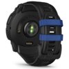 Czarny smartwatch z okrągłym czujnikiem na spodzie obudowy, z widocznymi zielonymi diodami, oraz czarno-niebieskim paskiem. Na obudowie widoczny jest napis "INSTINCT" oraz oznaczenia techniczne, w tym "100 METERS" i "MIL-STD".