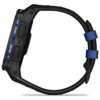 Czarny smartwatch z niebieskim paskiem, widoczny z boku, z dwoma przyciskami na obudowie. Pasek ma dwa niebieskie elementy, a na obudowie znajduje się niebieski pasek dekoracyjny.