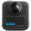 Czarna kamera sportowa z dużym obiektywem i pionowymi żłobieniami na obudowie. Na dole widoczne jest niebieskie logo "GoPro".