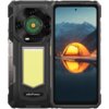 Na zdjęciu widoczny jest smartfon z solidną, czarną obudową, z przodu wyświetlający obraz namiotu oświetlonego w nocy nad jeziorem, otoczonego górami. Na tylnej części urządzenia znajduje się logo "uleFone" oraz okrągły moduł z kamerami i wzorem przypominającym zielony wir.