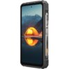 Przedstawiony jest smartfon z dużym ekranem, na którym widoczny jest obraz namiotu oświetlonego na tle górskiego krajobrazu. Na bocznej krawędzi urządzenia znajdują się przyciski i porty, a obudowa ma solidny, wzmocniony wygląd.
