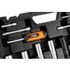 Czarno-pomarańczowy uchwyt z napisem "NEO TOOLS" znajduje się w plastikowej walizce z różnymi metalowymi elementami zestawu kluczy nasadowych. Wokół uchwytu widoczne są różnej wielkości nasadki i przedłużki.