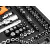 Zestaw kluczy nasadowych NEO TOOLS 10-215 (115 elementów) w czarnej walizce, zawierający różnorodne bity, nasadki i akcesoria, ułożone w dedykowanych miejscach. Widoczne są oznaczenia rozmiarów, takie jak E4, E5, E6, H3, H4, oraz inne elementy zestawu.