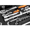 Zestaw kluczy nasadowych NEO TOOLS 10-215 (115 elementów) zawiera różnorodne narzędzia, w tym grzechotki, przedłużki i nasadki, umieszczone w czarnej walizce. Na niektórych elementach widoczne są napisy "NEO TOOLS" oraz oznaczenia rozmiarów.