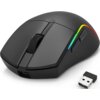 Na zdjęciu widoczna jest czarna mysz komputerowa z kolorowym podświetleniem RGB oraz dwoma przyciskami bocznymi, obok której leży mały odbiornik USB. Mysz ma wyraźnie zaznaczone przyciski i rolkę przewijania.