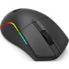 Czarna mysz komputerowa z podświetleniem RGB wzdłuż bocznej krawędzi, posiada dwa przyciski i rolkę przewijania. Na powierzchni myszy widoczne jest logo producenta.
