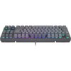Na zdjęciu znajduje się klawiatura mechaniczna z podświetleniem RGB, z widocznymi klawiszami w różnych kolorach, takich jak fioletowy, niebieski i zielony. Klawiatura ma kompaktowy układ bez bloku numerycznego, a z przodu widoczny jest przewód.