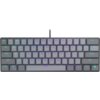 Na zdjęciu znajduje się kompaktowa klawiatura mechaniczna z podświetleniem RGB, posiadająca układ QWERTY oraz dodatkowe oznaczenia na klawiszach funkcyjnych. Klawisze są w kolorze szarym z widocznymi symbolami w kolorze fioletowym i zielonym, a w prawym d