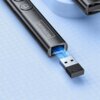 Czarny wskaźnik laserowy z napisem "Zenwire" leży na niebieskiej, teksturowanej powierzchni, obok niego znajduje się odłączony adapter USB z niebieskim efektem świetlnym. Produkt ma dwa widoczne przyciski na obudowie.