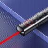 Na zdjęciu znajduje się czarny wskaźnik laserowy z czerwonym światłem laserowym, leżący na niebieskiej, teksturowanej powierzchni. Na urządzeniu widoczne są przyciski, w tym jeden z ikoną słońca.