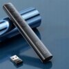 Czarny wskaźnik laserowy z czterema przyciskami leży na niebieskiej powierzchni obok małego adaptera USB. Na wskaźniku widoczne jest logo "Zenwire".