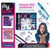 Zestaw kosmetyczny "my look" zawiera różnorodne akcesoria do zdobienia, w tym brokaty, naklejki i pisaki, a na opakowaniu widnieje napis "Ajoute des paillettes! Crée ton propre style étincelant! Create Your Own Sparkling Style!". W dolnej części opakowania znajduje się logo "Lexibook" oraz napis "Set de beauté pailleté 3 en 1 3 in 1 Ultimate Glitter Beauty Set".