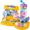 Zestaw kreatywny do tworzenia slimów z motywem Disney Stitch Studio, zawiera różnokolorowe pojemniki z materiałami oraz dekoracje, a także elementy do mieszania i ozdabiania. Na górze widoczny jest napis "Disney Stitch Slimy Creations Studio".