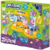 Pudełko zestawu kreatywnego "Cra-Z-Slimy Disney Stitch Studio" przedstawia różnorodne elementy do tworzenia slimów, w tym pojemniki, narzędzia i ozdoby, z motywem postaci z filmu "Stitch". Na opakowaniu widoczne są kolorowe ilustracje oraz napisy: "Cra-Z-